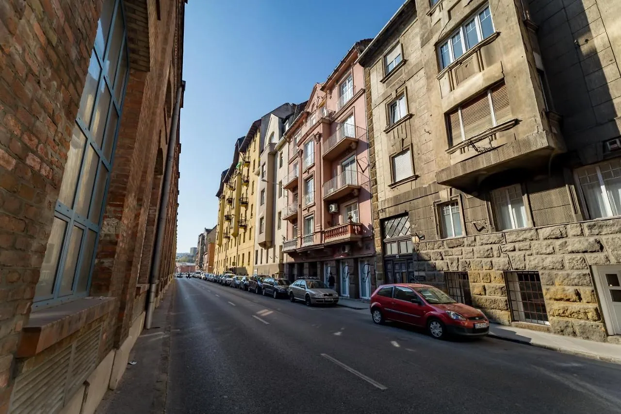 Bpr Oaktree Home With Small Garden Budapest 0*,